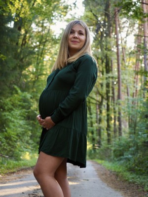 Frau in grünem Kleid
